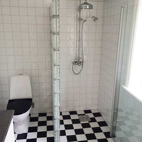 Nyinstallation badrum, toalett och dusch i klassisk stil