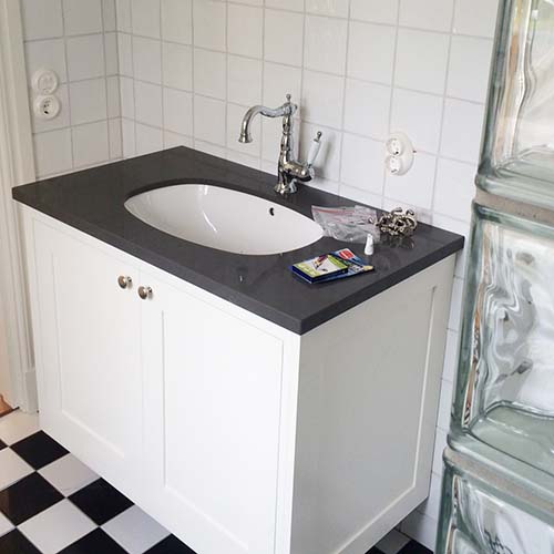 Nyinstallation badrum, tvättställ med skåp och blandare i klassisk stil